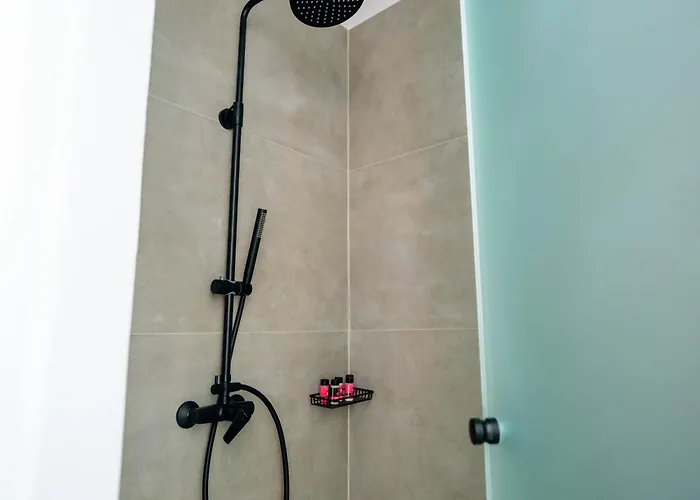 לינה וארוחת בוקר Elia Caldera 4*