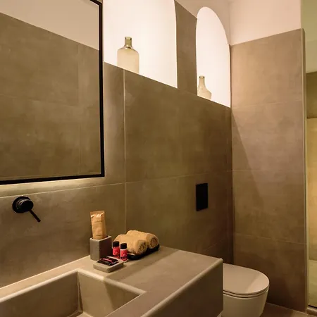 Elia Caldera ثيرا